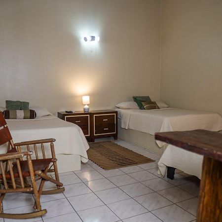 Hotel Y Cabinas Del Tropico Guápiles Eksteriør billede