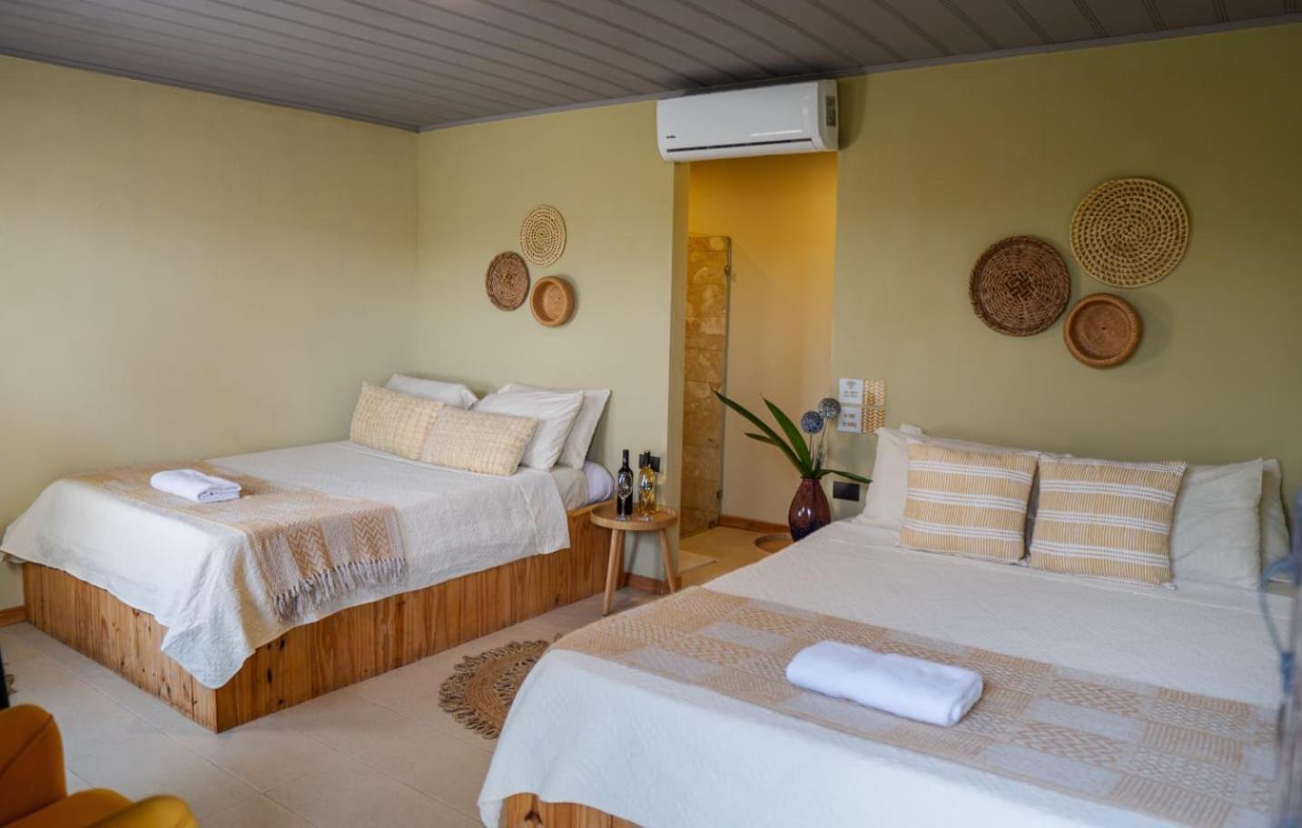 Hotel Y Cabinas Del Tropico Guápiles Eksteriør billede