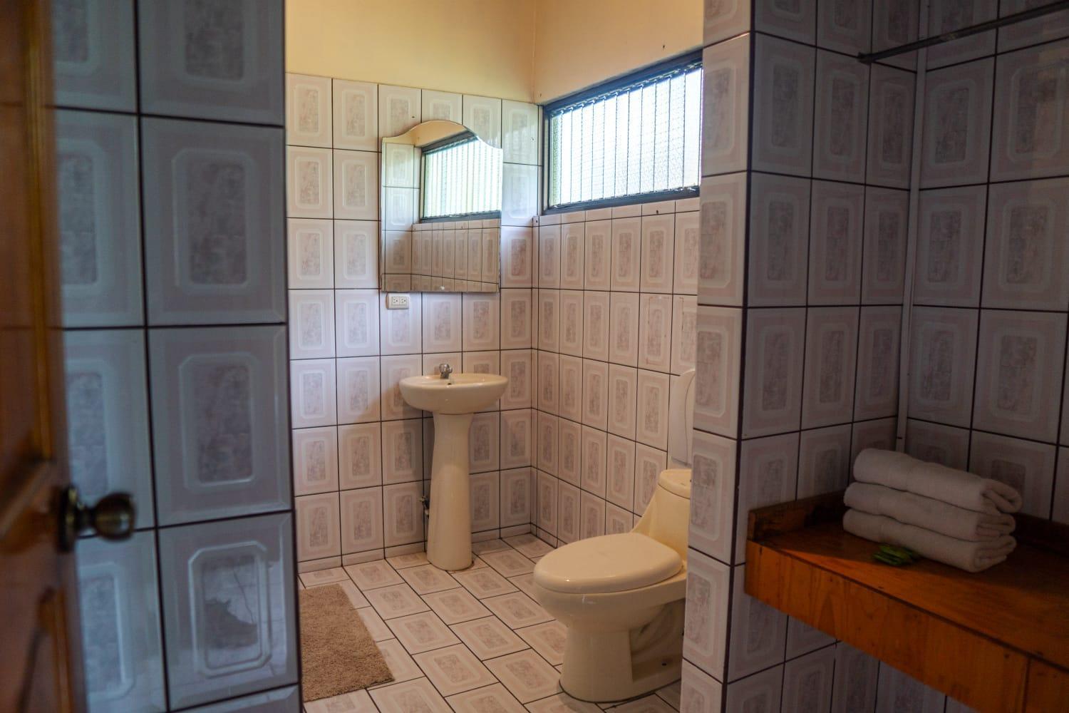 Hotel Y Cabinas Del Tropico Guápiles Eksteriør billede